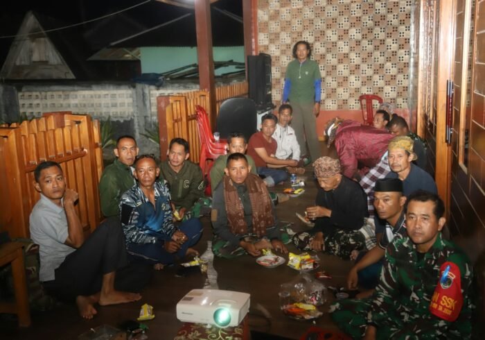 Nonton Bareng: Ajang Silaturahmi TNI dan Warga Citorek Barat