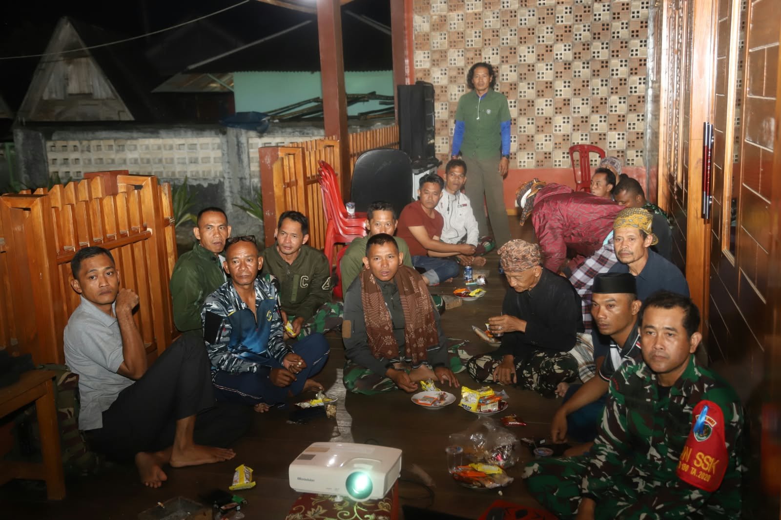 Nonton Bareng: Ajang Silaturahmi TNI dan Warga Citorek Barat