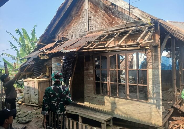 Satgas TMMD ke-130 Renovasi Rumah Bapak Apin di Cibeber