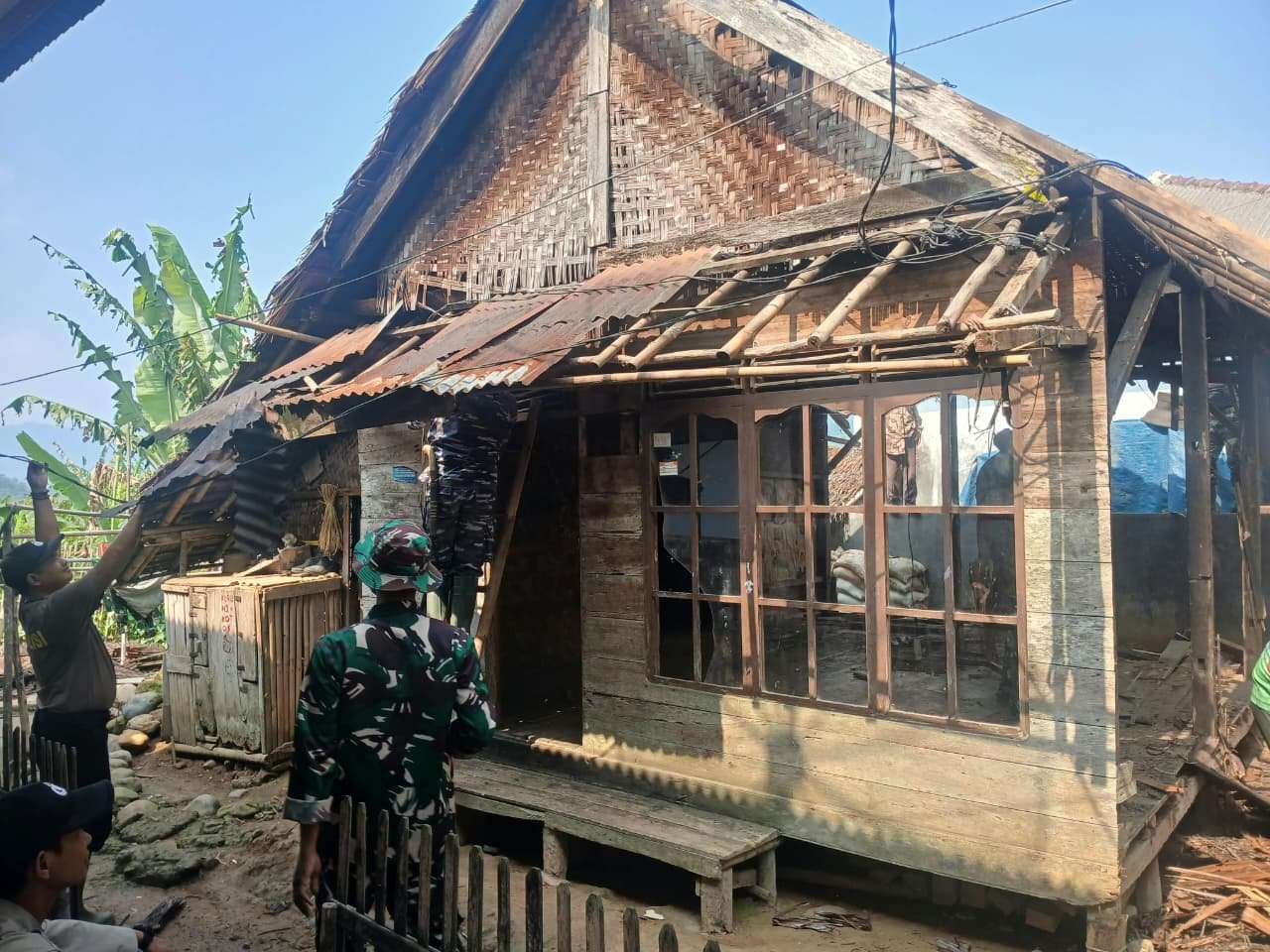 Satgas TMMD ke-130 Renovasi Rumah Bapak Apin di Cibeber