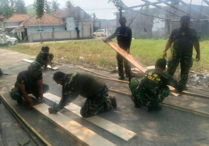 Satgas TMMD ke-130 Lakukan Pemasangan Bekisting untuk Infrastruktur Desa