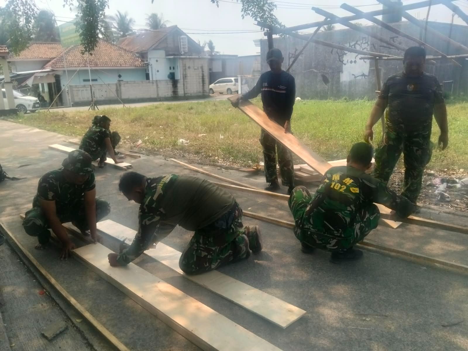 Satgas TMMD ke-130 Lakukan Pemasangan Bekisting untuk Infrastruktur Desa
