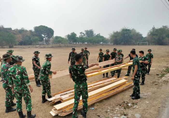 Satgas TMMD ke-130 Lakukan Pengangkutan Bekisting di Sumur Bandung