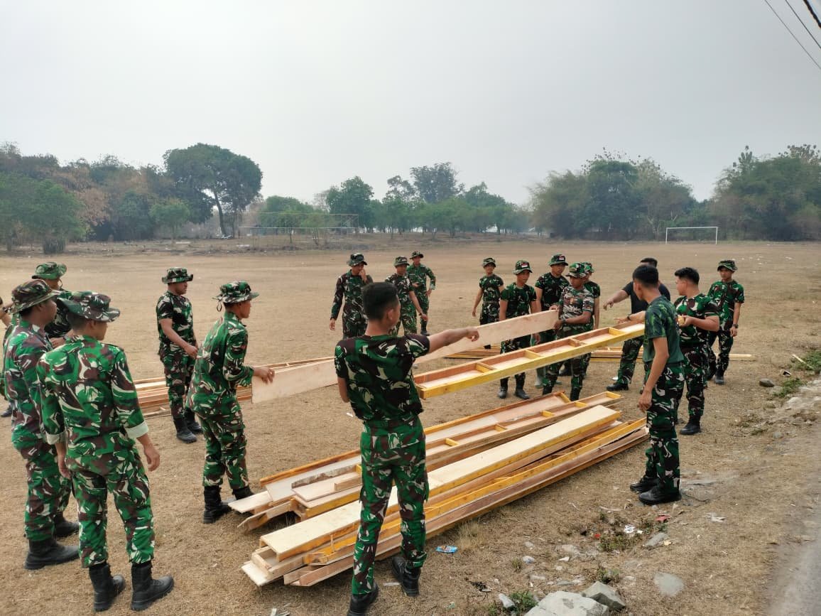 Satgas TMMD ke-130 Lakukan Pengangkutan Bekisting di Sumur Bandung