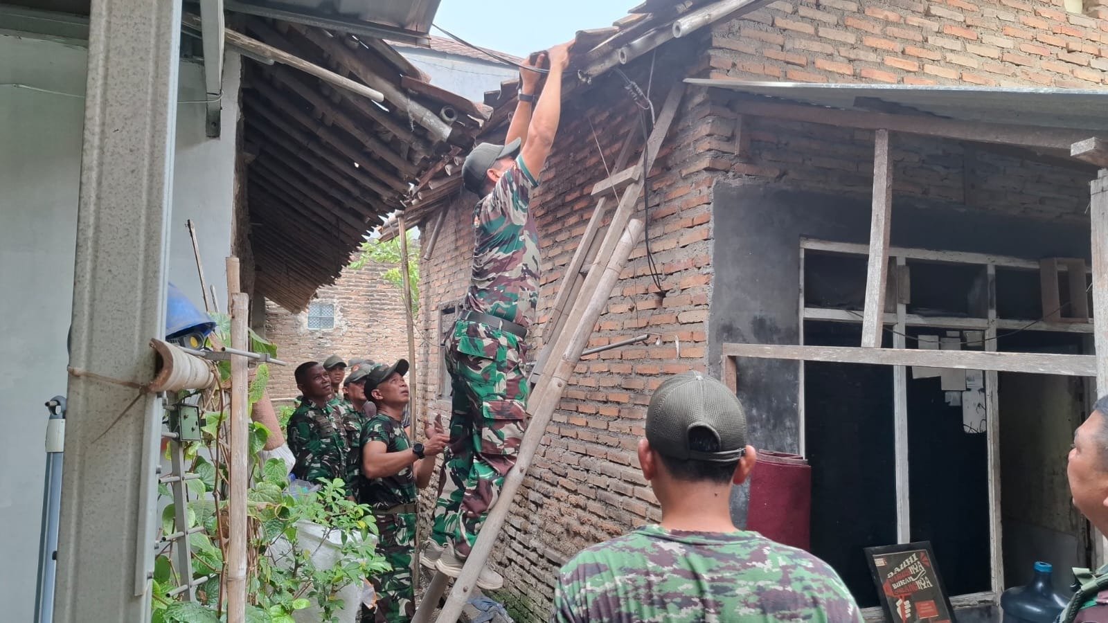 Pembangunan Hunian Layak di Desa Sumur Bandung oleh Satgas TMMD