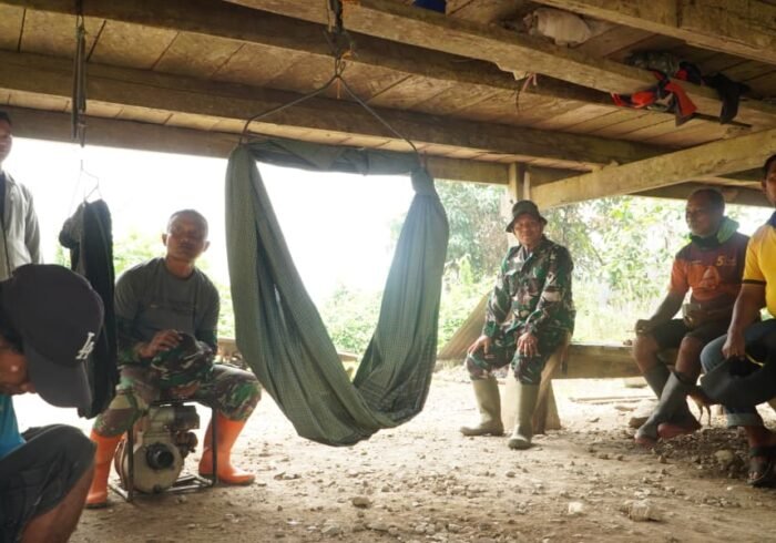Satgas TMMD Ke-130 Membangun Kedekatan dengan Warga