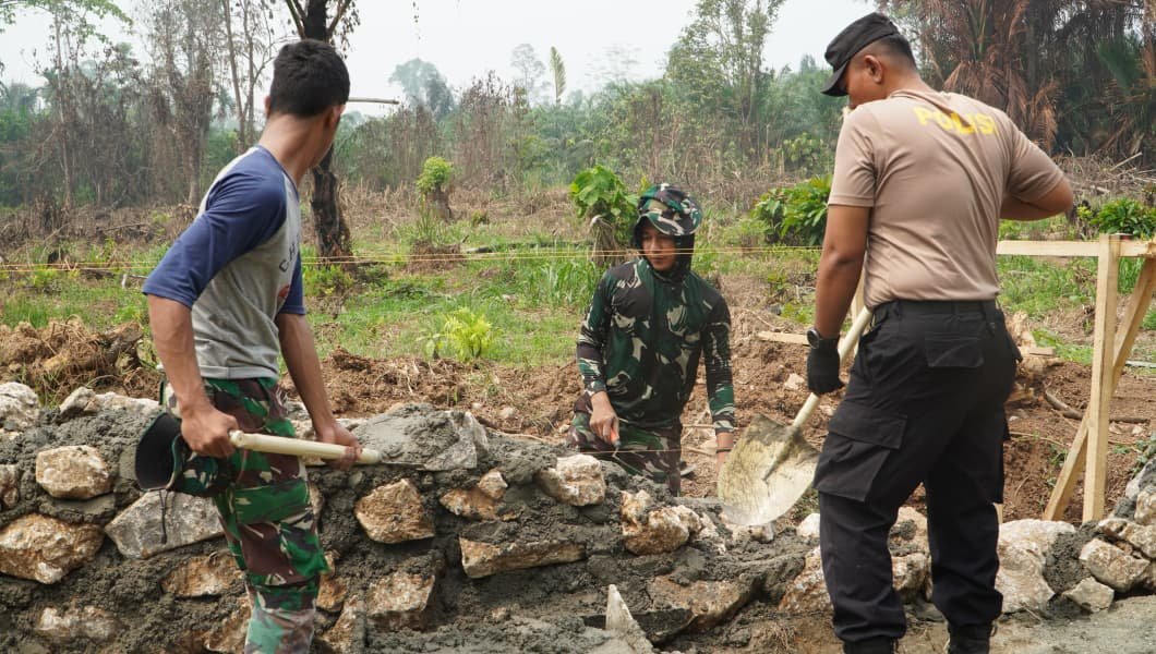 Momen Sinergitas TNI-Polri dalam TMMD Ke-130 di Luwu Timur