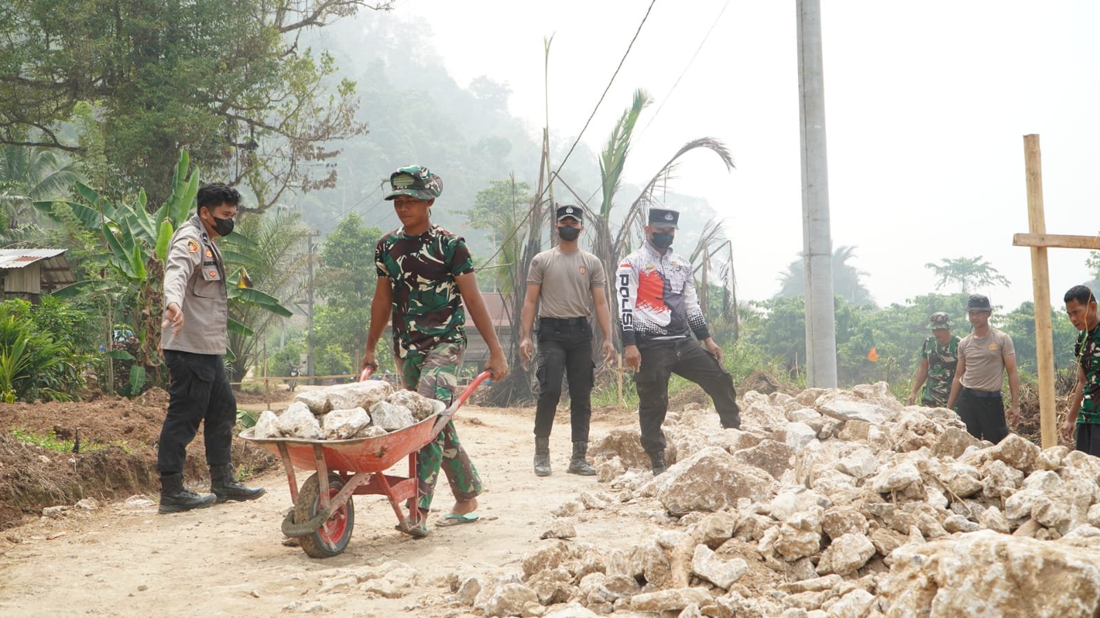 Keterlibatan Aktif TNI-Polri dan Masyarakat dalam Program TMMD Ke-130 di Luwu Timur