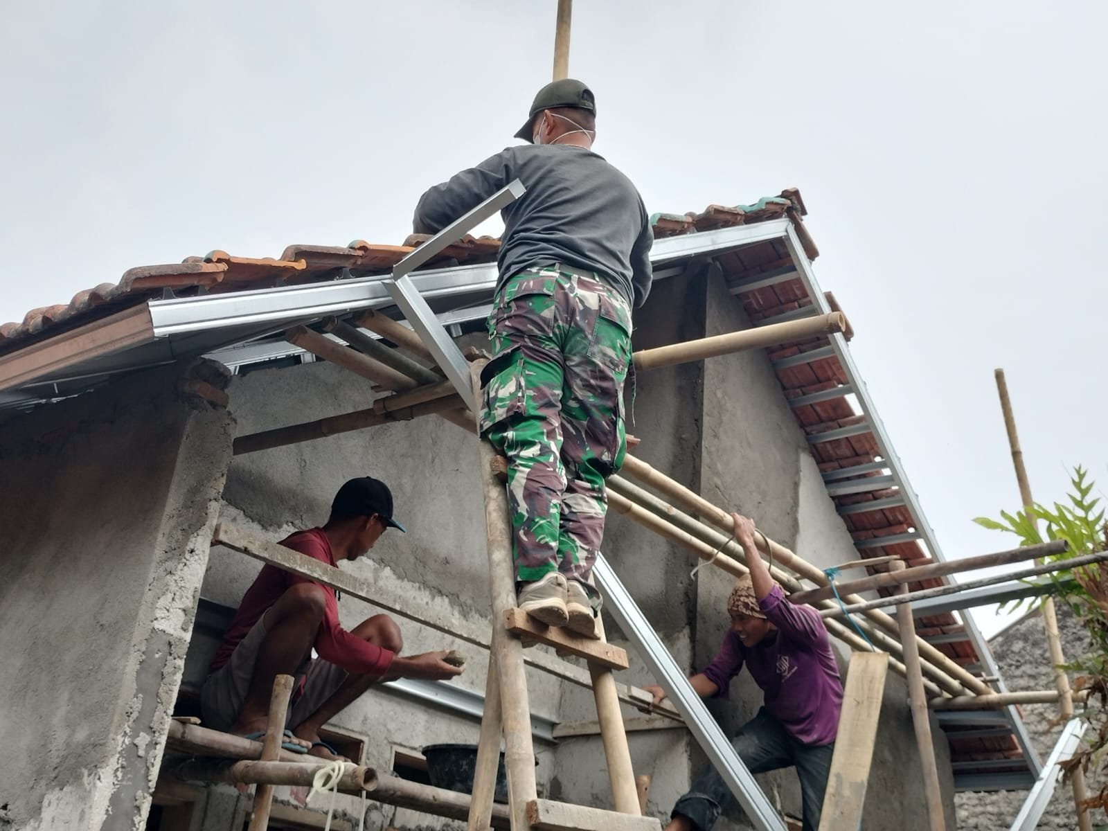 Kepedulian TNI terhadap Kondisi Rumah Bapak M. Syafi’i