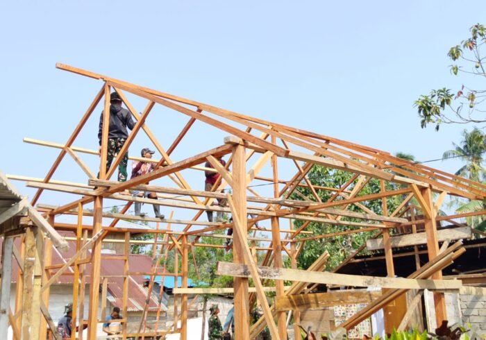 Pemasangan Rangka Atap RTLH Arianto Atan Tunjukkan Kemajuan